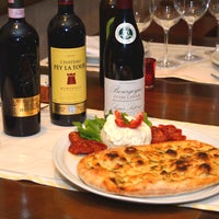 Foto tirada no(a) Piazzetta Pasta &amp;amp; Vino por Piazzetta Pasta &amp;amp; Vino em 10/17/2012