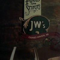 Das Foto wurde bei JW&amp;#39;s Food and Spirits von Natalie O. am 9/19/2012 aufgenommen
