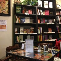 Foto diambil di La Qarmita Librería-Café oleh Virginia M. pada 2/4/2013