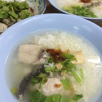 Photo taken at ข้าวต้มหัวปลาสามเสน by thirttanat s. on 7/13/2016