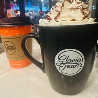 Photo taken at Gloria Jean&amp;#39;s Coffees by Deniz on 1/7/2023