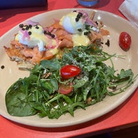 Photo taken at Snooze, an A.M. Eatery by Mónica on 3/19/2022