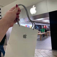 Photo taken at Apple Willowbrook Mall by Mónica on 5/20/2023