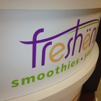 รูปภาพถ่ายที่ Freshen&amp;#39;s Smoothies &amp;amp; Yogurt โดย Kala S. เมื่อ 10/16/2012