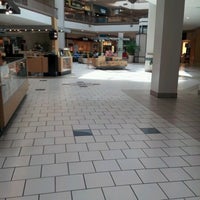 Das Foto wurde bei Eastridge Mall von Devon K. am 10/2/2012 aufgenommen