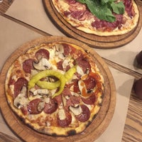 Foto scattata a Pizza Locale da Şahsenem K. il 12/8/2016