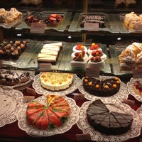 รูปภาพถ่ายที่ Café Mademoiselle โดย Victor N. เมื่อ 10/30/2012