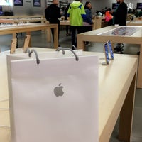Photo taken at Apple Roosevelt Field by ♡ on 5/5/2019