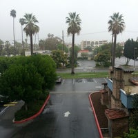 Photo prise au Courtyard Riverside Downtown/UCR Area par Allen N. le10/20/2012