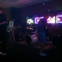 รูปภาพถ่ายที่ Insomniacs Bar and Lounge โดย Kerri C. เมื่อ 10/6/2012
