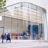 Photo taken at Apple Store Bruxelles by Dave V. on 9/19/2015
