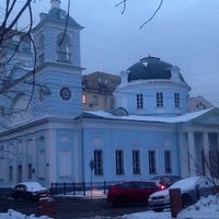 Photo taken at Храм Успения Пресвятой Богородицы На Могильцах by Виктор М. on 3/13/2013