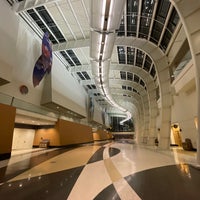 รูปภาพถ่ายที่ DeVos Place โดย Captain A. เมื่อ 12/16/2022