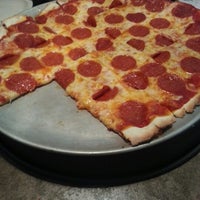 รูปภาพถ่ายที่ Christianos Pizza โดย Dillon W. เมื่อ 9/29/2012