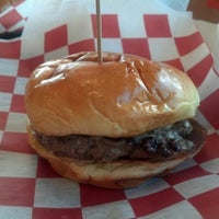 Foto tomada en Knucklehead Burgers  por Kimberly S. el 10/4/2012