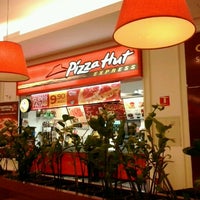 Photo taken at Pizza Hut by Diego P. on 9/22/2012