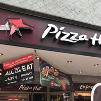 Foto tirada no(a) Pizza Hut por Danijela . em 6/26/2018