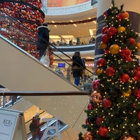 Das Foto wurde bei Einkaufszentrum Limbecker Platz von Danijela . am 12/29/2021 aufgenommen