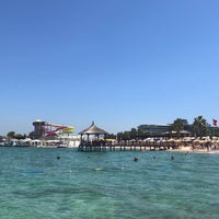 Photo taken at Ege Çeşme Sitesi Plaj by ECE A. on 8/5/2020