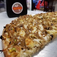Снимок сделан в Joe&amp;#39;s Pizza пользователем Lorenzo C. 12/7/2017