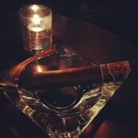 Photo prise au Merchants Cigar Bar par Darlyn P. le10/13/2012