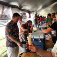 Foto tomada en North Fork Craft Beer, BBQ &amp;amp; Wine Festival  por Amanda K. el 8/10/2013