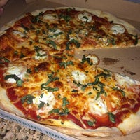 Foto tomada en Rocco&amp;#39;s Uptown Pizza &amp;amp; Pasta  por Meghna P. el 2/16/2014
