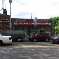 5/18/2014 tarihinde Jim G.ziyaretçi tarafından Pleasant Cafe'de çekilen fotoğraf