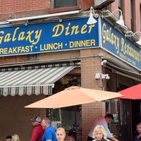 รูปภาพถ่ายที่ Galaxy Diner โดย Michael M. เมื่อ 5/28/2022