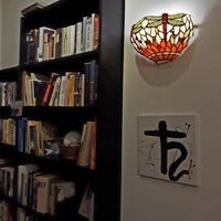 Foto tirada no(a) La Qarmita Librería-Café por Andrej G. em 3/27/2018