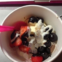 11/5/2012 tarihinde Cynthia K.ziyaretçi tarafından Yoppi Frozen Yogurt'de çekilen fotoğraf