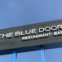 รูปภาพถ่ายที่ The Blue Door Restaurant &amp;amp; Bar โดย Vickie L. เมื่อ 9/28/2018