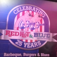 Foto tirada no(a) Red Hot &amp;amp; Blue  -  Barbecue, Burgers &amp;amp; Blues por Joseph em 5/27/2013