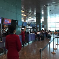 Photo taken at Cathay Pacific Airways (CX) Check-In Counter by JK on 9/16/2017