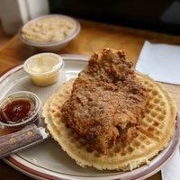 Photo taken at Fat&amp;#39;s Chicken &amp;amp; Waffles by Tomoyuki O. on 8/21/2021