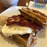 Photo taken at Dame&amp;#39;s Chicken &amp;amp; Waffles by Shannon V. on 11/11/2018
