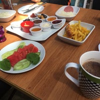 Foto diambil di Mavi Kahvaltı &amp;amp; Cafe oleh Özge U. pada 5/8/2016
