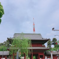 Photo taken at 増上寺前交差点 by Kei on 5/1/2019