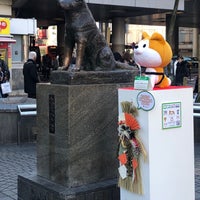 Photo taken at Hachiko Statue by 散歩🐶🐾 散. on 1/1/2019