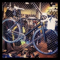 รูปภาพถ่ายที่ Santa Monica Mountains Cyclery โดย Marvin D. เมื่อ 11/2/2013