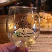 Foto scattata a Silver Coast Winery da Jennifer D. il 8/28/2019