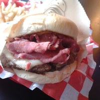 Снимок сделан в Joe&#39;s Burgers &amp; Bar пользователем Tunacan J. 10/28/2012