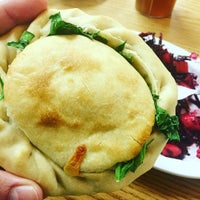 3/10/2016 tarihinde Alex D.ziyaretçi tarafından Leonor&amp;#39;s Vegetarian Mexican Restaurant'de çekilen fotoğraf