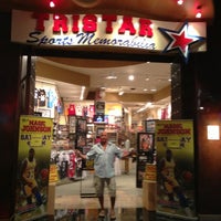 9/24/2012 tarihinde Tyler F.ziyaretçi tarafından Tristar Sports Memorabilia'de çekilen fotoğraf