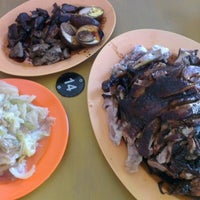 Photo taken at Tai Dong Teochew Braised Duck Rice by Ivan Ethan L. on 1/1/2013
