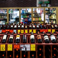 Foto tirada no(a) Highland Liquors &amp;amp; Jr Market por Highland Liquors &amp;amp; Jr Market em 1/12/2017