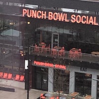 Foto tirada no(a) Punch Bowl Social Milwaukee por Steven A. em 5/24/2019