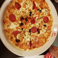 Photo taken at Pizza Pizza by Yamaç Ç. on 2/21/2018