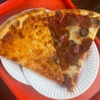 Das Foto wurde bei Bleecker Street Pizza von Joe am 8/8/2023 aufgenommen