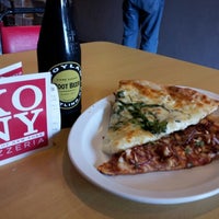 12/14/2012 tarihinde Tasha S.ziyaretçi tarafından King of New York Pizzeria'de çekilen fotoğraf